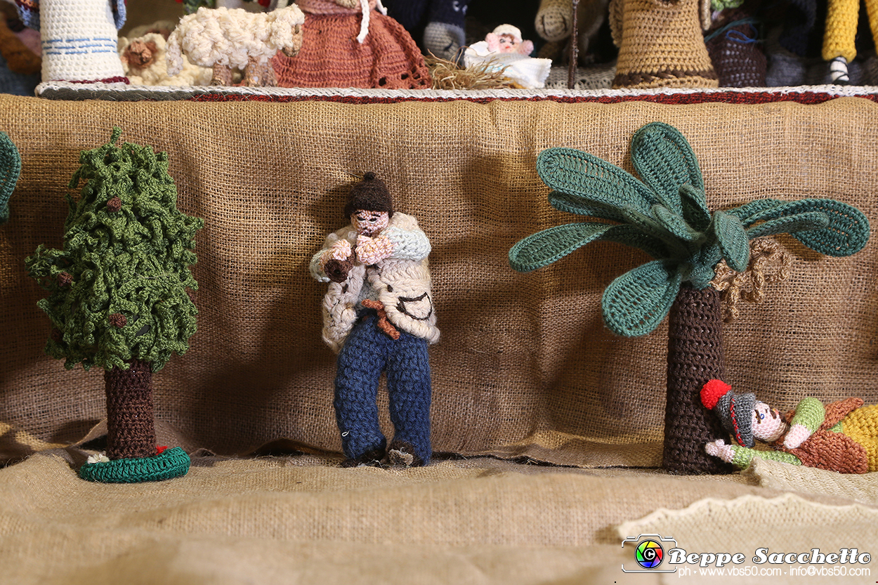 VBS_9217 - Presepio all'uncinetto Parrocchia SS. Cosma e Damiano.jpg